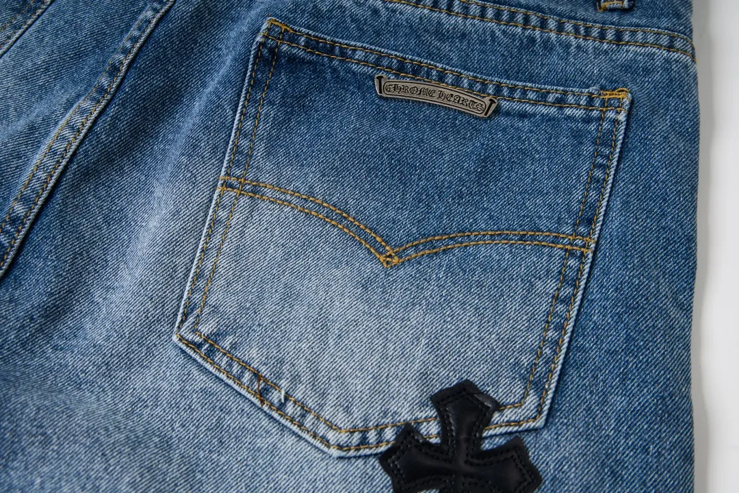 P270 model number Y846 Chrome Hearts Chrome Hearts high-end limited edition jeans exude uninhibited personality and unique charm. Every wear and tear is carefully designed to present a unique artistic feel. Made of imported denim fabric, which has undergone heavy industrial washing and destruction treatment, the trousers show a super cool effect on the upper body, allowing you to dominate the fashion stage.  This is more than just a pair of jeans, it is an expression of attitude. With its unique design concept and ultimate pursuit of details, Croxin breaks traditional boundaries and defines the jeans trend in the new era. The trousers are made of double-layer woven fabric and matched with customized hardware, showing an incomparably beautiful and unique style, making every wearer the focus of fashion. Imported denim fabric, super heavy-duty washed and damaged, the upper body is super cool! Customized hardware, incomparably good-looking models. The production process is difficult. It has a high-street feel. Size: 28-34 (corresponds to s～xl)